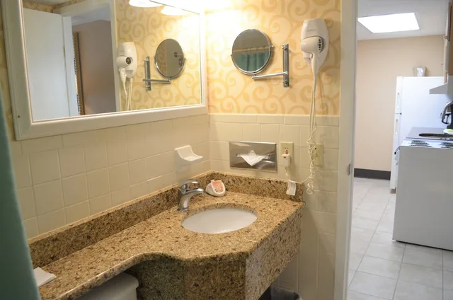 Guest Room, 2 Queen Beds, No View, Kitchen, Sun Viking Lodge 2/3