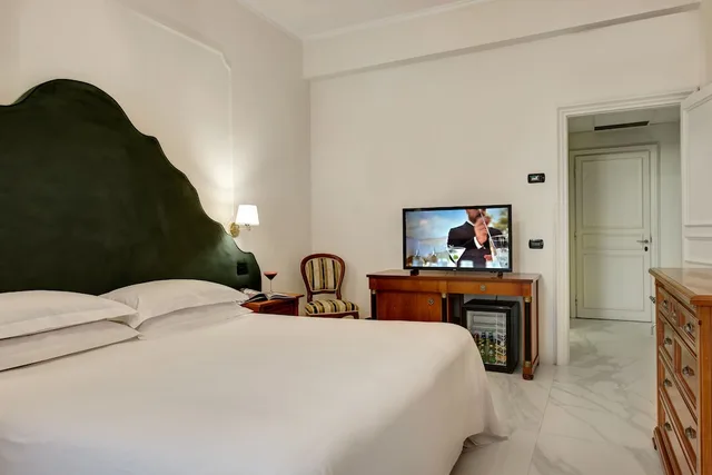غرفة سوبيريور بسرير مزدوج، Majestic Palace Sorrento, Curio Collection by Hilton 1/6