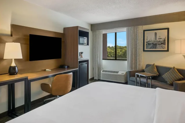 جناح استوديو بسريرين كوين، Radisson Hotel Grand Rapids Riverfront 2/6