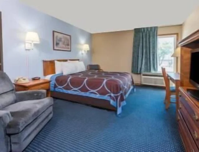غرفة قياسية بسرير كينج، Super 8 by Wyndham O'Fallon MO/St. Louis Area 1/7