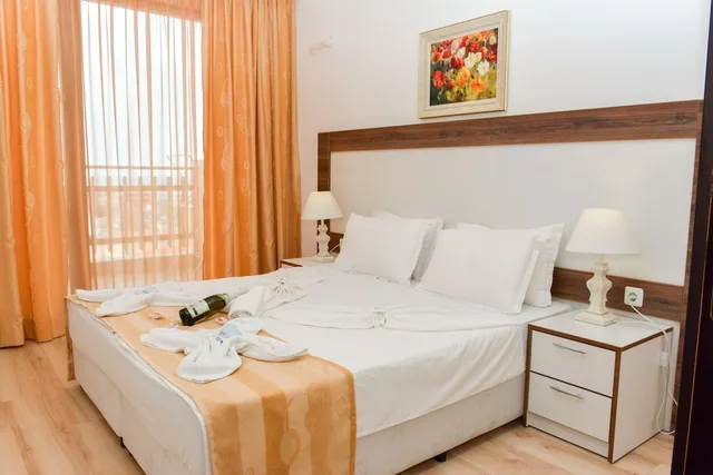 شقة بسرير مزدوج بإطلالة على المسبح بشرفة بغرفة نوم واحدة بمطبخ صغير، Olymp Apartcomplex 1/4
