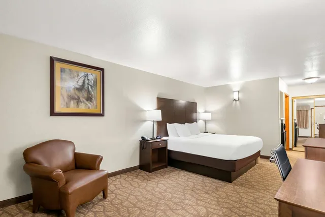 غرفة بسرير كينج بشرفة، Best Western George West Executive Inn 2/4