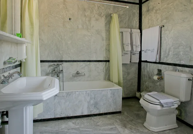 جناح بسرير كينج مع أريكة، Grecian Castle Hotel 5/6
