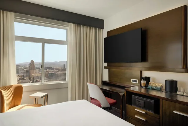 غرفة بسرير كوين بإطلالة على المدينة، Courtyard by Marriott San Francisco Union Square 4/8