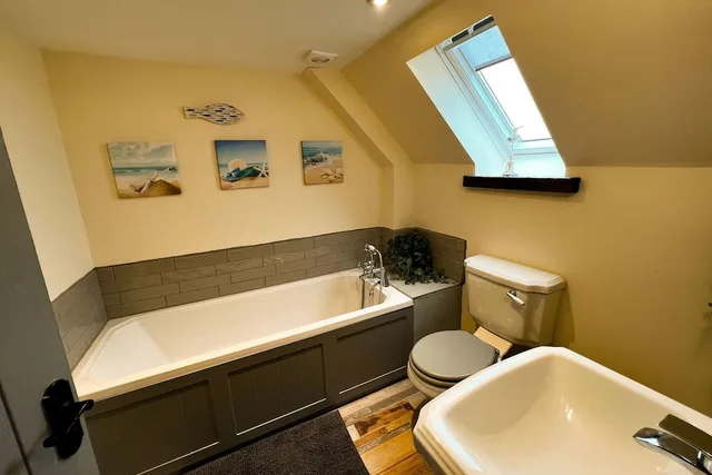 3 Bedrooms, Family, Cottage, 2 Double and Twin Beds, Beach Side, Partial Sea View، Norfolk Accommodation - mYminiBreak 10/10