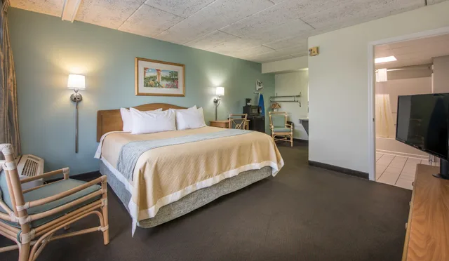 Room, King Bed, Side Ocean View, Days Inn & Suites By Wyndham Jekyll Island 5/7