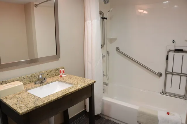 غرفة بسرير كينج مع أريكة لذوي الإعاقة، Baymont By Wyndham Clarksville 5/7