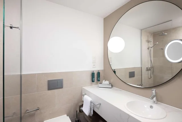 غرفة بسرير كينج وسرير كوين، Hilton Heidelberg 6/6