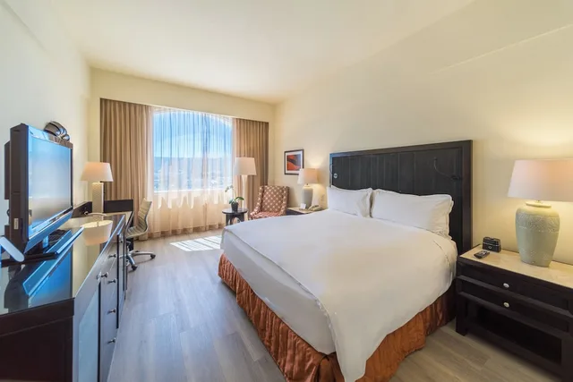 غرفة كلاسيكية بسرير كينج مع دخول صالة النادي، InterContinental San Salvador-Metrocentro Mall 3/8