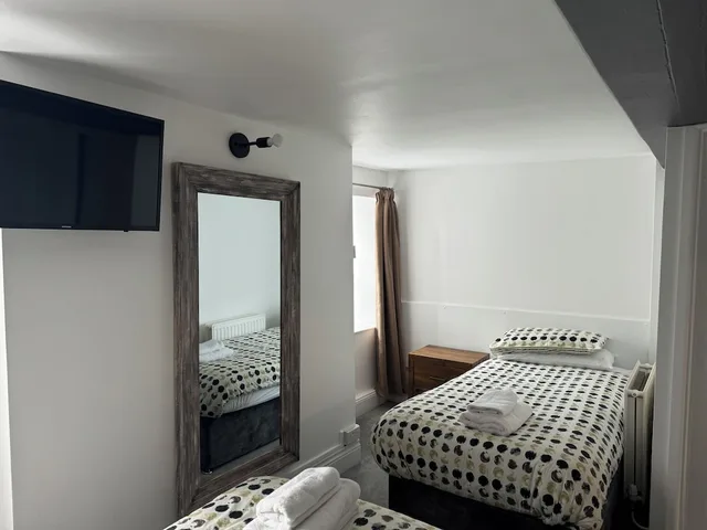 غرفة قياسية ثلاثية بثلاثة أسرّة في الطابق الأرضي، St George's Guesthouse 3/5
