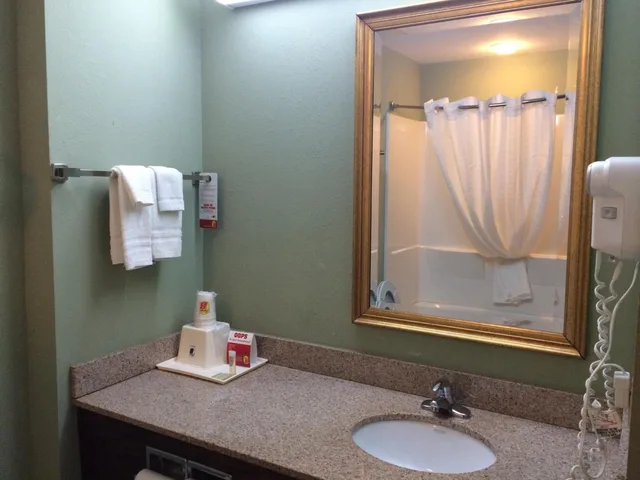 غرفة بسرير كينج للمدخنين، Super 8 by Wyndham Rainsville 8/8