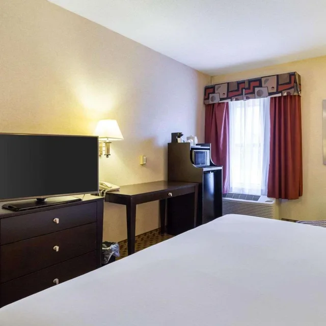 جناح بسرير كينج بحوض جاكوزي، Quality Inn & Suites Oakwood Village - Cleveland South 10/10