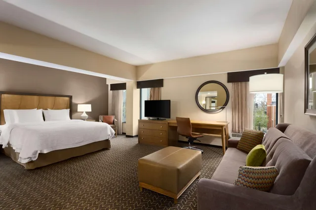 استوديو بسرير كينج مع أريكة لذوي الإعاقة، Hampton Inn & Suites Clayton/St Louis-Galleria Area 2/3
