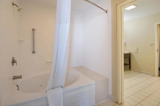 جناح بسريرين كوين مع أريكة بحوض جاكوزي لذوي الإعاقة، Comfort Suites Beachside 5/5