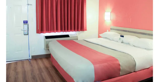 غرفة بسرير كينج، Motel6 Enfield, CT - Hartford 1/5