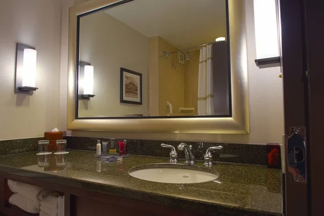 Concierge, Club, 2 Queen Beds، Houston Marriott Westchase 6/8