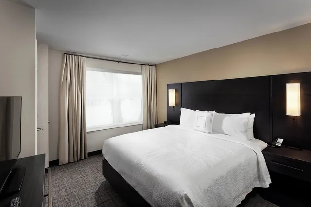جناح بسرير كينج بغرفة نوم واحدة مع أريكة، Residence Inn Milwaukee Brookfield 1/5