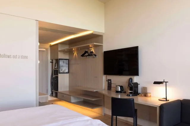 غرفة سوبيريور بسرير كينج وسريرين منفصلين، Scandic Hamburg Emporio 6/9