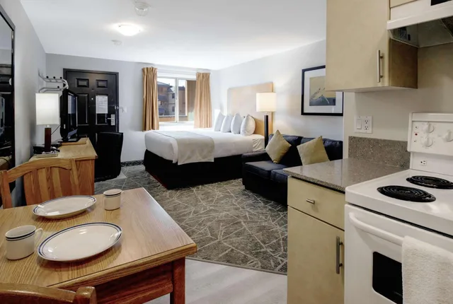 Coast, King Bed, Queen Bed, Kitchenette، Coast Osoyoos Beach Hotel 6/6