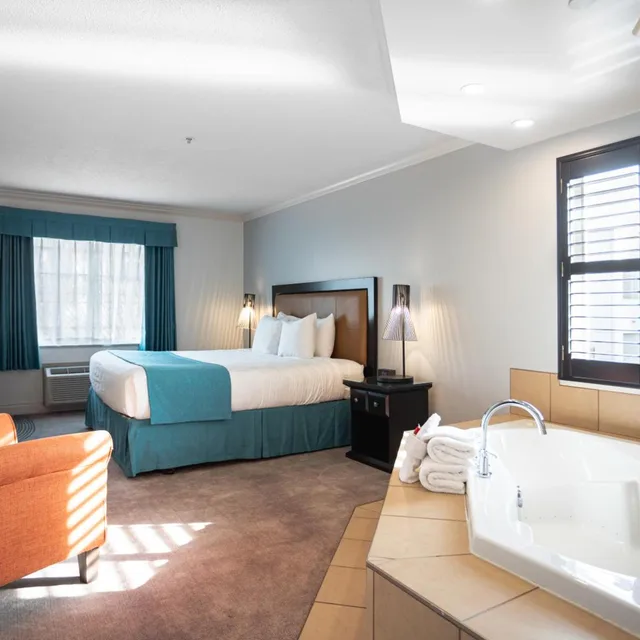 غرفة بسرير كينج بجاكوزي، Ramada By Wyndham Surrey/Langley 3/7