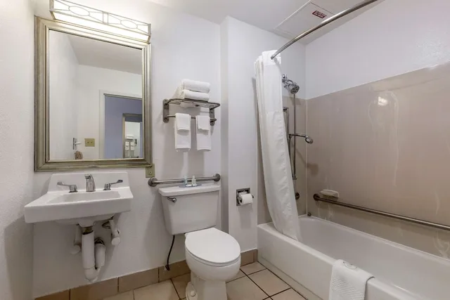 غرفة قياسية بسريرين مزدوجين، Quality Inn Fayetteville near Fort Bragg 7/7