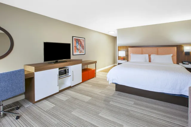 غرفة بسرير كينج مع أريكة، Hampton Inn Suites Cleveland Oakwood Village Oh 1/3