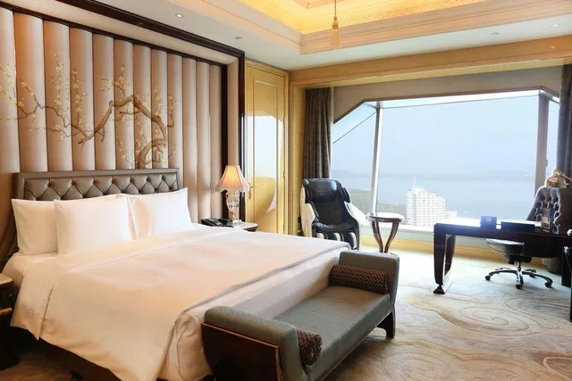 Executive, King Bed, with View, Wanda Reign Wuhan 2/2