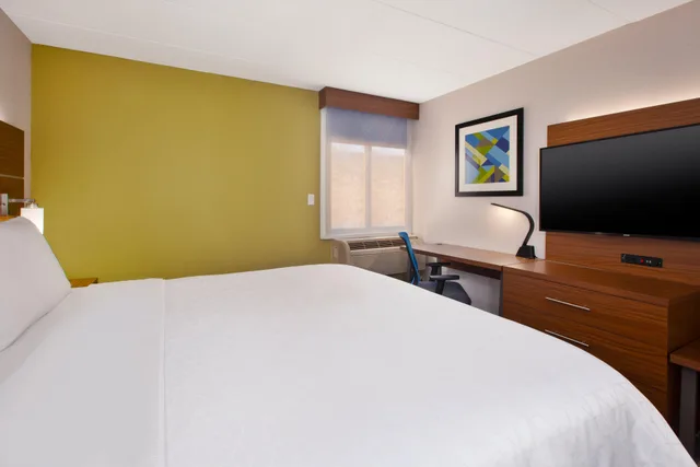 Room, King Bed, Holiday Inn Express Fairfax - Arlington Boulevard 1/7