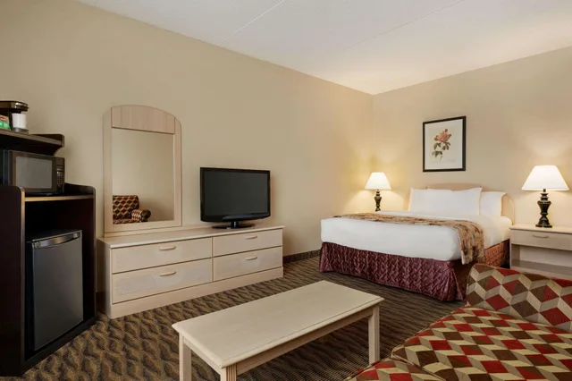 غرفة بسرير كينج يُسمح فيها بالحيوانات الأليفة، Ramada By Wyndham Fredericton 4/7