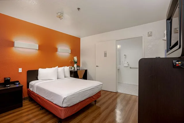 غرفة بريميوم بسرير مزدوج لذوي الإعاقة، Motel6 Temecula, CA - Historic Old Town 2/6