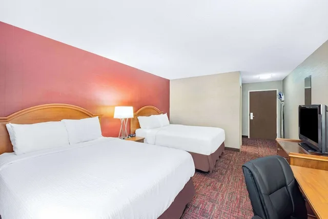 غرفة بسريرين كوين لذوي الإعاقة، Ramada By Wyndham Grand Forks 1/6
