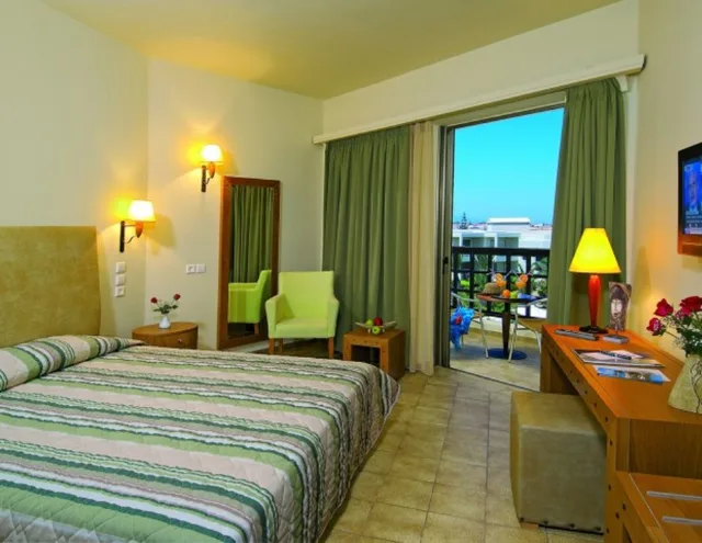 غرفة بسرير مزدوج أو سريرين منفصلين بإطلالة على المسبح، Giannoulis - Santa Marina Beach Hotel 1/1