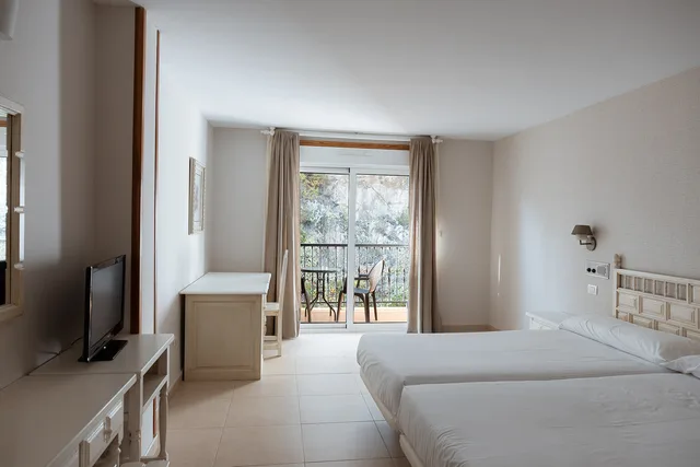 Standard, Double Bed, with Extra Bed, Hotel Villa Covelo 1/4