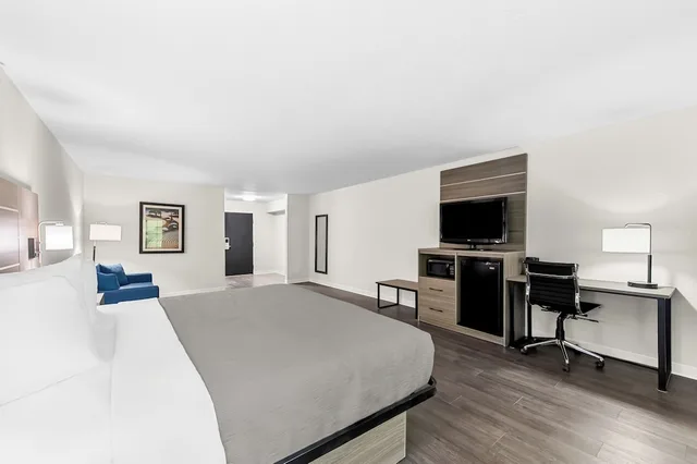جناح بسرير كينج مع أريكة، Quality Inn & Suites Kilgore-Longview 1/4