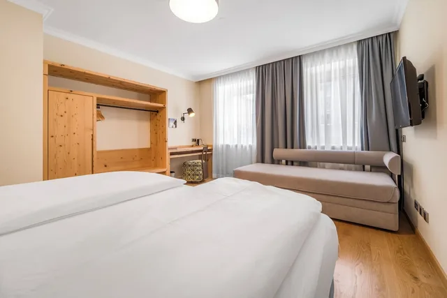 Economy, Double Bed, Street Side View, Das Grune Hotel Zur Post - 100 Bio 3/10