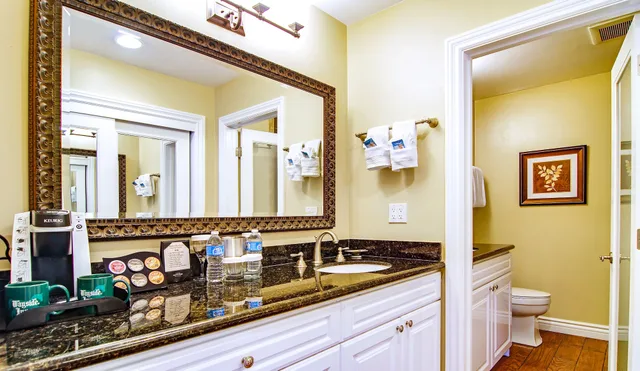 Premium, Studio, King Bed, Jetted Tub, Wayside Inn 5/6