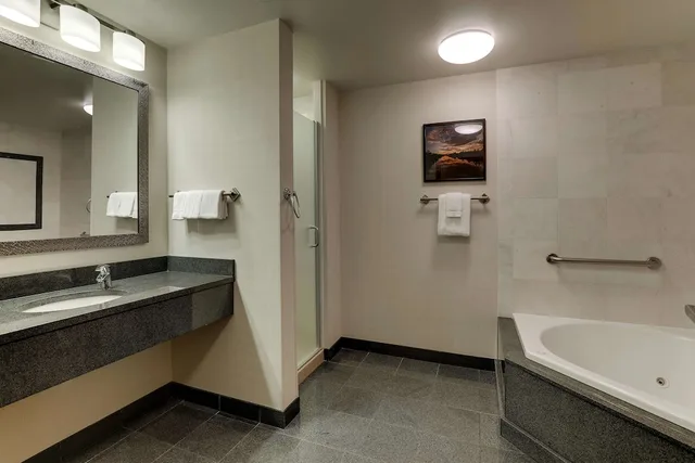 غرفة بسرير كينج بجاكوزي، Drury Inn and Suites St Louis Arnold 4/4