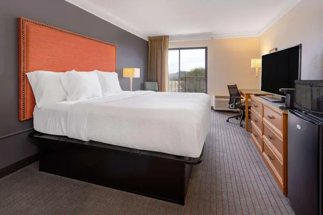 Deluxe, Accessible, La Quinta Inn & Suites by Wyndham Kingsport Tri-Cities 1/4