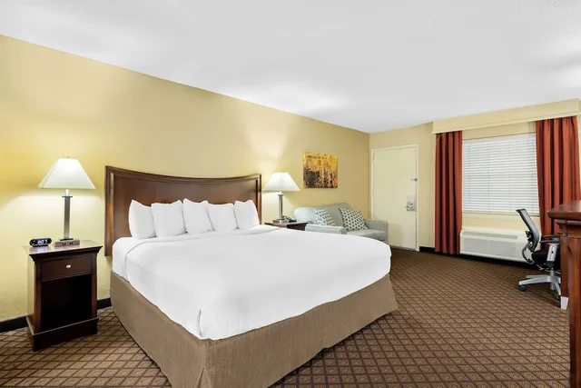 غرفة قياسية بسرير كينج لذوي الإعاقة، Best Western Coach House 1/9