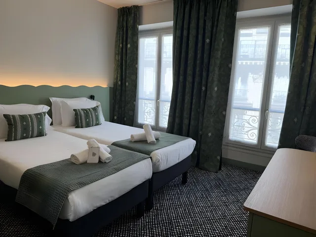 غرفة متصلة بسريرين مزدوجين مع أريكة، Hotel Berne Opera 1/2