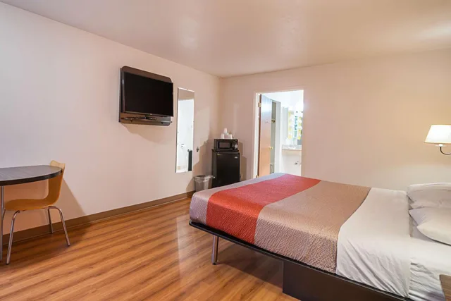 1 King Bed Mobil Access Tub Nsmk Micfridg، Motel6 Safford, AZ 1/10