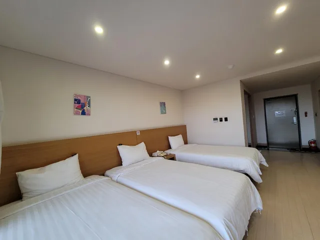غرفة ثلاثية بشرفة، BK HOTEL JEJU 4/10