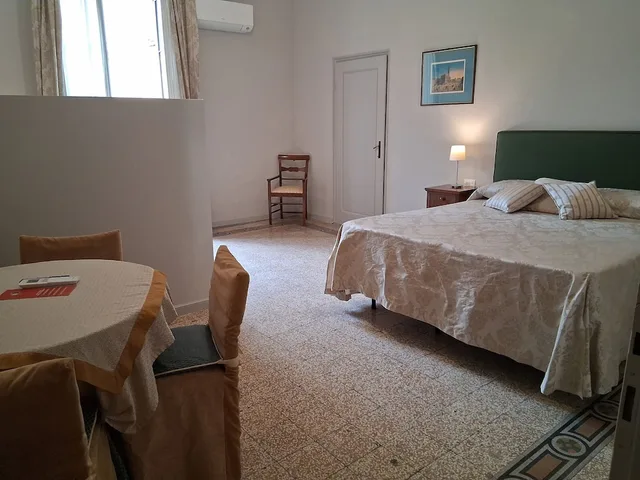 غرفة عائلية رباعية بسرير كوين وسريرين منفصلين بغرفة نوم واحدة بحمام خاص، Tourist House 4/10