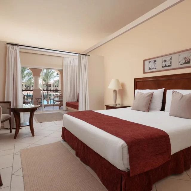غرفة عائلية بسرير مزدوج أو سريرين منفصلين بإطلالة على البحر، Jaz Almaza Beach Resort, Almaza Bay 2/2