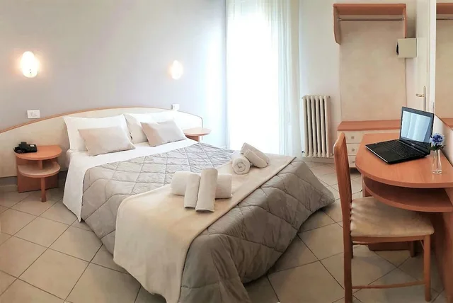 غرفة قياسية بسريرين منفصلين بإطلالة على المتنزه، HOTEL PRESTIGE 1/6