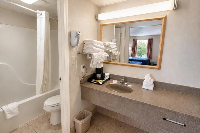 غرفة بسرير كينج مع أريكة، Days Inn by Wyndham Apple Valley Pigeon Forge/Sevierville 3/7