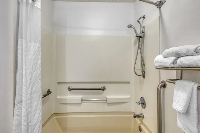 Standard, King Bed, Accessible, SureStay Hotel by Best Western Tuscaloosa Southeast 7/8