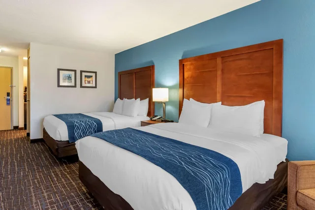 Room, 2 Queen Beds, Comfort Inn and Suites Lees Summit Kansas City 3/8