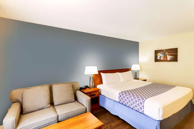 غرفة بسرير كينج مع أريكة، Econo Lodge Inn & Suites Calgary - University 5/10