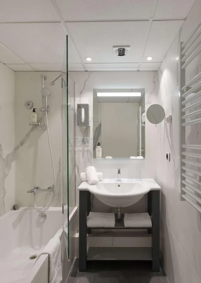غرفة بسريرين منفصلين بإطلالة على البحر، Best Western Hotel Alexandra 6/6
